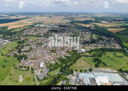 Una veduta aerea guardando da Blandford St Mary verso Blandford Forum e dintorni. Il Dorset, Regno Unito Foto Stock