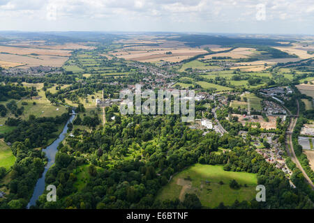 Una veduta aerea della città di Wilton nel Wiltshire che mostra il fiume Nadder e Wilton House. Foto Stock