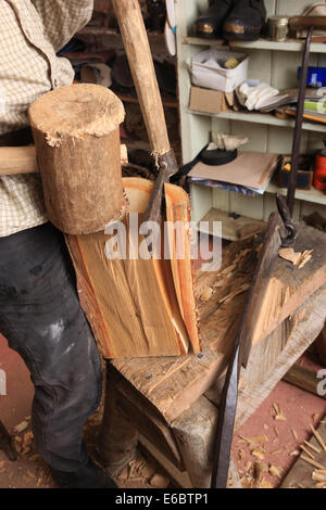 Jeremy Atkinson rendendo gli zoccoli nella sua officina a Kington in Herefordshire Foto Stock