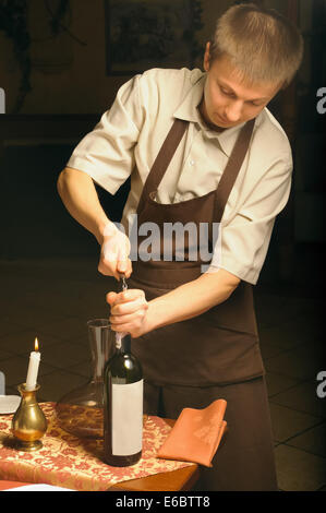 Sommelier di apertura della bottiglia di vino per non vedenti assaggio vini Foto Stock