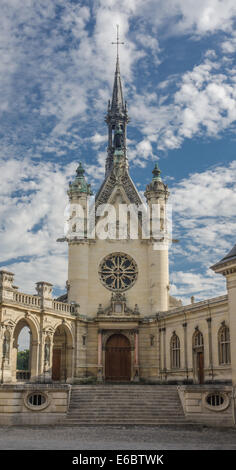 Francia CHANTILLY 23 ago: vista di una piccola chiesa nel castello di Chantilly di Francia Foto Stock