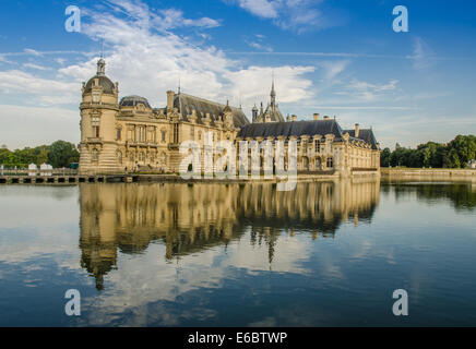 Francia CHANTILLY 23 ago: vista del castello di Chantilly della Francia il 23 agosto 2013. Si tratta di un castello storico situato nella città di ch Foto Stock