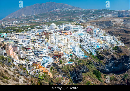 Bellissima vista sul villaggio bianco di Fira di Santorini, Grecia Foto Stock