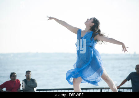 Un ballerino di Isadora Duncan Dance Company diretta da Lori Belilove presso il Downtown Dance Festival in New York City. Foto Stock