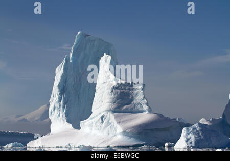 Grandi iceberg in una soleggiata giornata estiva vicino alla penisola antartica Foto Stock