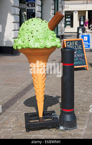 Grande cono di gelato in plastica che pubblicizza all'esterno del negozio caffetteria Inghilterra Regno Unito Regno Unito Gran Bretagna Foto Stock