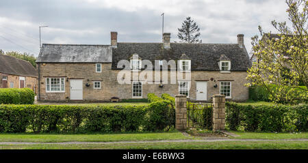 Un breve terrazzo della tradizionale, attraente, costruita in pietra, periodo case su Church Street, nel villaggio di Northborough, Cambridgeshire, Inghilterra. Foto Stock