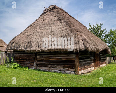 Tipico stile antico polacco cottage con il tetto di paglia Foto Stock