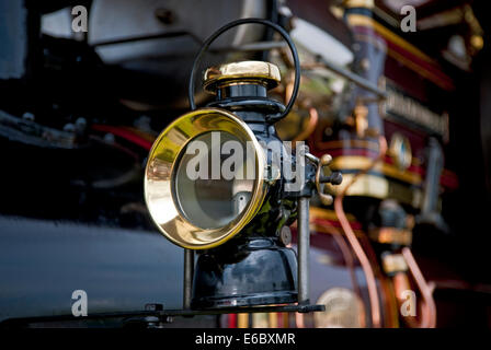 Primo piano della lampada a olio di ottone sul motore di trazione Driffield Agricultural Show East Yorkshire England UK Regno Unito GB Gran Bretagna Foto Stock