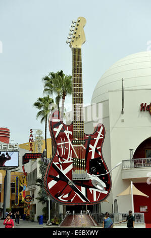 Segno di chitarra al di fuori di Hard Rock Cafe, l'Universal CityWalk Hollywood Los Angeles, California Foto Stock