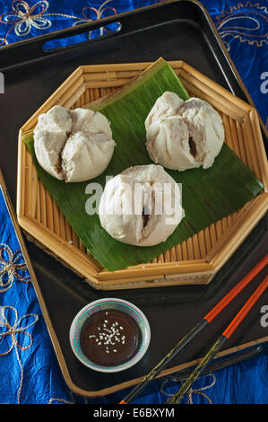 Char siu bao. Carne di maiale al vapore ciambelle. Cucina cinese Foto Stock