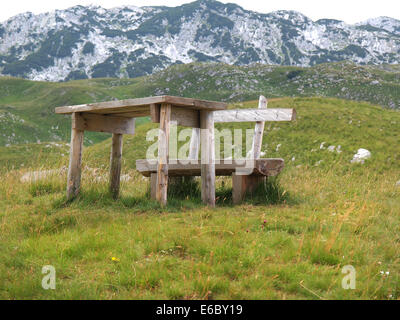 Banco di outdoor in una bella zona di montagna Foto Stock