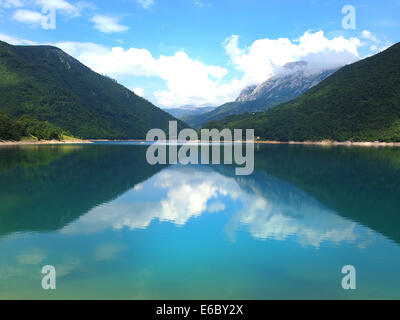 Bellissima vista del blu di alta montagna lago Foto Stock