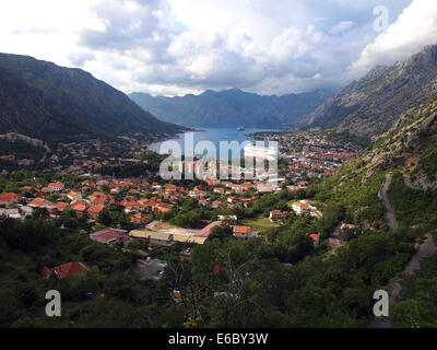 Lo splendido paesaggio di Kotor bay (Boka Kotorska) vicino alla città di Kotor, Montenegro, l'Europa. La Baia di Kotor è un patrimonio mondiale Heritag Foto Stock