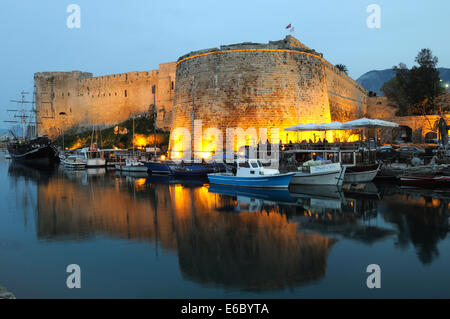 Kyrenia il castello e il porto illuminato di notte Cipro del Nord Foto Stock