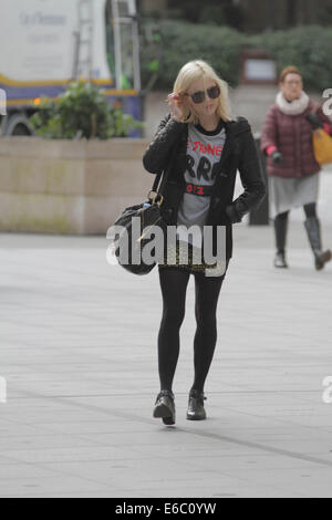 Fearne Cotton arrivando alla BBC Radio1 Studios di Londra. Dotato di: Fearne Cotton dove: Londra, Regno Unito quando: 03 Feb 2014 Foto Stock