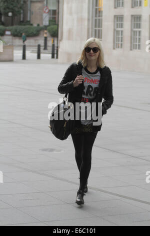 Fearne Cotton arrivando alla BBC Radio1 Studios di Londra. Dotato di: Fearne Cotton dove: Londra, Regno Unito quando: 03 Feb 2014 Foto Stock