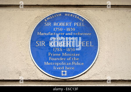 Londra, Inghilterra, Regno Unito. Blu Commemorative Plaque: Sir Robert Peel (Primo Ministro e fondatore della forza di polizia: 1788-1850) a 1 Foto Stock