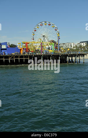 Sala giochi sul molo di Santa Monica, visto dall'oceano. Foto Stock