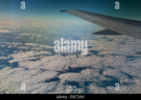 Vista dalla finestra di un aereo jet ala con bel tempo Foto Stock