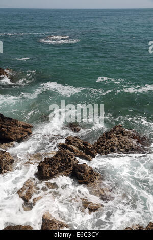 La linea costiera dell'Adriatico. Viste sulle spiagge del Mare Adriatico, Montenegro Foto Stock