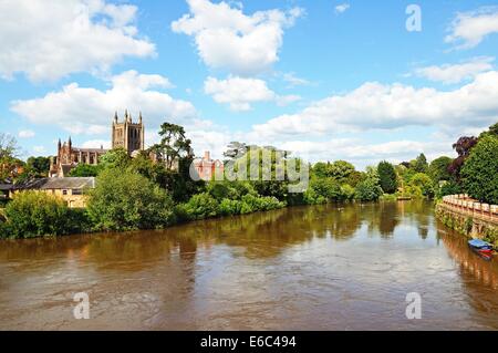 Vista della cattedrale e il fiume Wye, Hereford, Herefordshire, Inghilterra, Regno Unito, Europa occidentale. Foto Stock