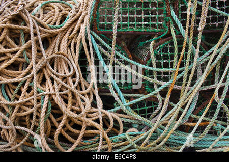 Pila di vecchi e sporchi trappole di pesca e un pasticcio di funi Foto Stock