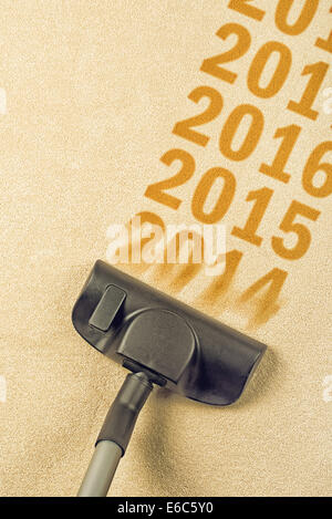 Aspirapolvere spazzare anno numero 2014 da Brand New carpet lasciando sequenza 2015, 2016... Felice nuovo anno 2015 concept Foto Stock