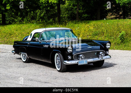 1956 Ford Thunderbird Convertible Roadster sul marciapiede Foto Stock