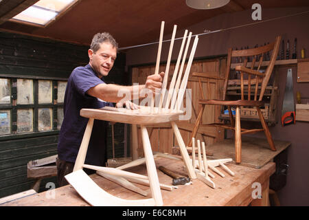 David Saltmarsh chi fa Windsor sedie a fattoria Firepenny Wootton Fitzpaine Dorset. Foto Stock