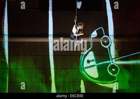 Vertigo - danza verticale con multimedia, il teatro di strada mostrano da Sébastien Čopko Fraboulet, Manca Uršič al Festival la quaresima Foto Stock