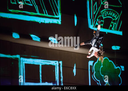 Vertigo - danza verticale con multimedia, il teatro di strada mostrano da Sébastien Čopko Fraboulet, Manca Uršič al Festival la quaresima Foto Stock