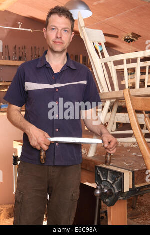 David Saltmarsh rendendo Windsor sedie a fattoria Firepenny Wootton Fitzpaine Dorset. Foto Stock