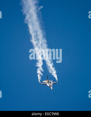 Bagno turco F16 eseguendo una RIAT 2014 (Solo Turk) Foto Stock