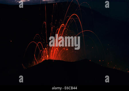 Mount Yasur eruzione vulcanica di notte, dell'Isola di Tanna, Vanuatu, Oceano Pacifico del Sud - di notte Foto Stock