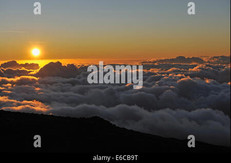 Il tramonto sopra le nuvole - Cloudscape al tramonto, Maui isola, isole Hawaii, STATI UNITI D'AMERICA Foto Stock