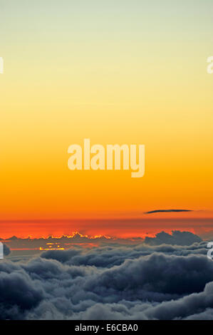 Al di sopra del cloud, cloudscape al tramonto, Maui isola, isole Hawaii, STATI UNITI D'AMERICA Foto Stock