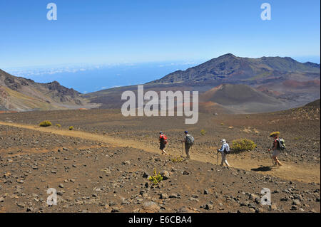 Escursioni, paesaggio delle Hawaii - persone che camminano sul cratere vulcanico Haleakala, Parco Nazionale Haleakala, Isola Maui, Isole Hawaii, Stati Uniti Foto Stock