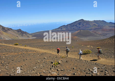 Persone escursionismo, Haleakala cratere vulcanico, Haleakala National Park, Maui isola, isole Hawaii, STATI UNITI D'AMERICA Foto Stock