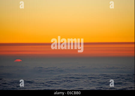 Sopra le nuvole - vista al tramonto dalla Mauna Kea Vulcano, Big Island, isole Hawaii, STATI UNITI D'AMERICA Foto Stock