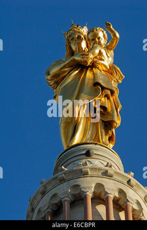 Vergine Maria con Gesù Bambino statua d'oro sulla Cattedrale di Notre Dame de la Garde Basilica, Marsiglia, Francia, Europa Foto Stock
