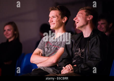 Il pubblico a ridere e godendo di stand-up comedy Festival in Quaresima, Maribor, Slovenia, 20 giugno 2014. Foto Stock