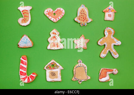 In casa di panpepato cookie su sfondo verde Foto Stock
