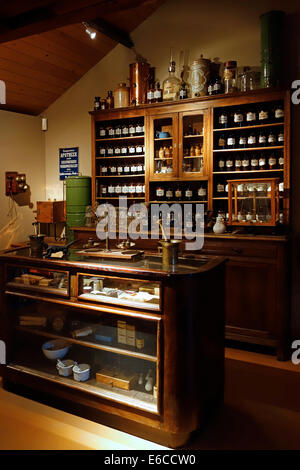 Antica farmacia / farmacia dei primi anni del XX secolo, Dr Guislain museo sulla storia della psichiatria, Gand, Belgio Foto Stock