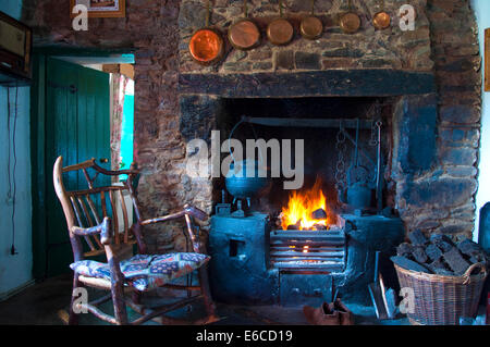 Traditional Irish cottage con tappeto erboso gamma antincendio Foto Stock