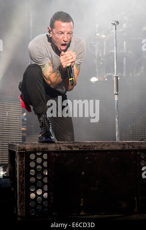 Agosto 18, 2014 - Holmdel (, New Jersey, Stati Uniti - il cantante CHESTER BENNINGTON della band Linkin Park si esibisce dal vivo al PNC Bank Arts Center di Holmdel (, New Jersey (credito Immagine: © Daniel DeSlover/ZUMA filo) Foto Stock