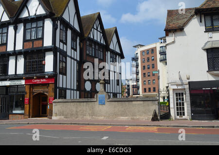 RoyalBorough KingstononThames. Clattern ponte che attraversa il fiume Hogsmill esiste dal 1203. Foto Stock