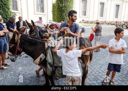 Città del Vaticano. 20 Agosto, 2014. Una famiglia di pellegrini, genitori di sei bambini, raggiunto il Vaticano dai piedi con due asini. Credito: Davvero Facile Star/Alamy Live News Foto Stock