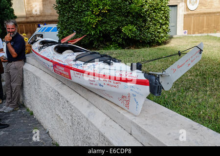 Città del Vaticano. 20 Agosto, 2014. Pellegrini della Lega Navale Italia ha raggiunto il Vaticano da Loreto con un kajak Credito: Davvero Facile Star/Alamy Live News Foto Stock