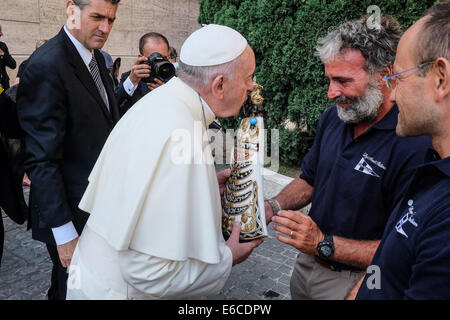 Città del Vaticano. 20 Agosto, 2014. Pellegrini della Lega Navale Italia ha raggiunto il Vaticano da Loreto con un kajak Credito: Davvero Facile Star/Alamy Live News Foto Stock